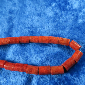 Koralli oranssinpunainen 13x8mm putki irtohelmi