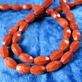 Koralli oranssinpunainen 18x10mm kulmikas pitkä irtohelmi