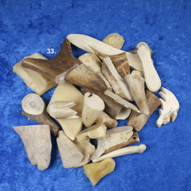 Poron sarven ja luun paloja valikoima. á-hinta. Nro 33.