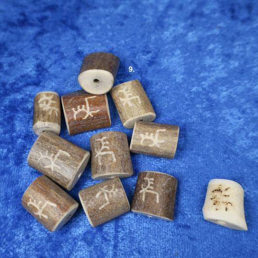 Poronsarvi porattu ja kaiverrettu poron kuva. Sarvihelmi nro9