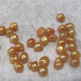 Helmi kellanoranssi makeanvedenhelmi värjätty n. 5-6mm irtohelmi 