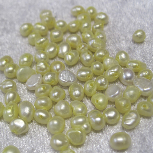 Helmi keltainen makeanvedenhelmi värjätty n.5 mm irtohelmi