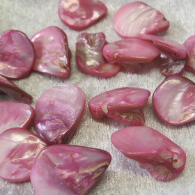 Simpukka pinkki monimuotoinen n 15-20mm värjätty irtohelmi