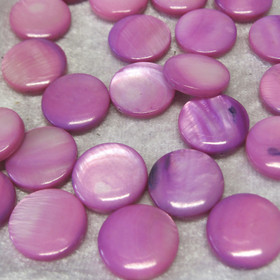 Simpukka pinkki litteä pyöreä 15mm värjätty irtohelmi