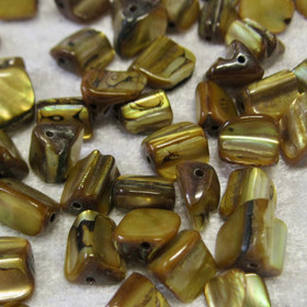 Simpukka kullanhohtoinen tumma kulmikas 7mm värjätty irtohelmi