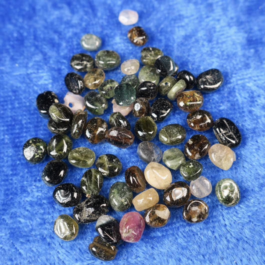 Turmaliini pieni n. 3mm hiottu litteä irtohelmi 