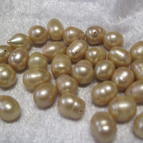 Helmi pastellioranssi makeanvedenhelmi värjätty n. 8x12mm irtohelmi