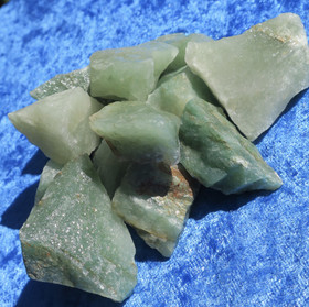 Aventuriini vihreä raaka. Luosto Suomi. Valitse koko 1-90g Hi149 