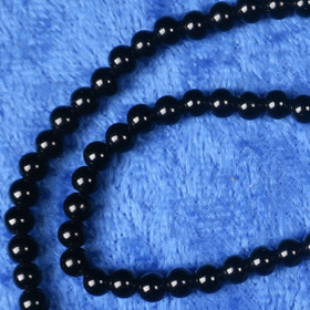 Turmaliini musta 4mm pyöreä irtohelmi