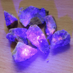 Skapoliitti raaka, fluoresoiva. Valitse koko 1-20g. Hi162