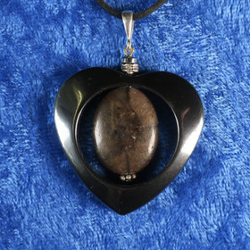  Riipus kiastoliitti ristikivi, hematiittisydän zirkonikoristein Ki23