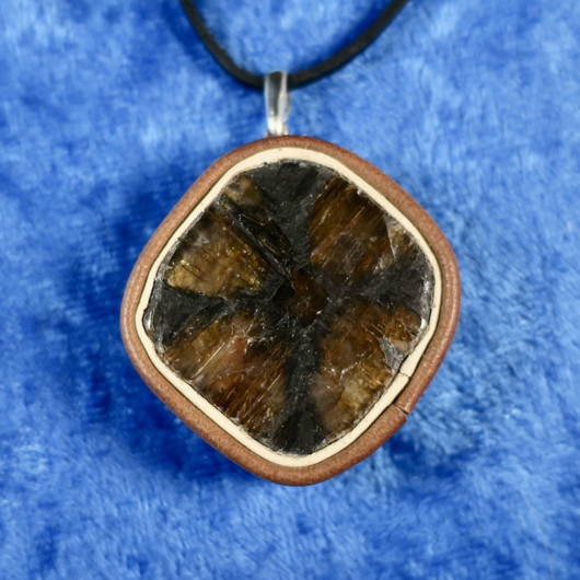 Riipus kiastoliitti nahkasomisteinen ristikivi  ki14