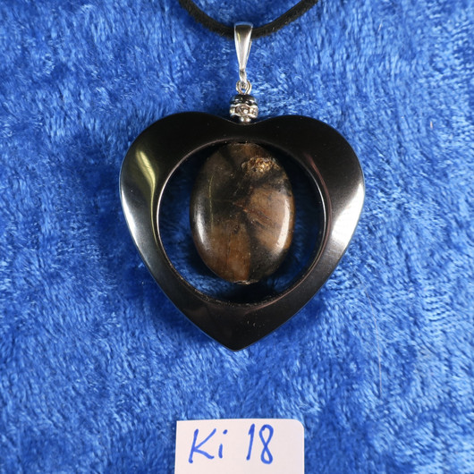  Riipus kiastoliitti ristikivi, hematiittisydän zirkonikoristein Ki18