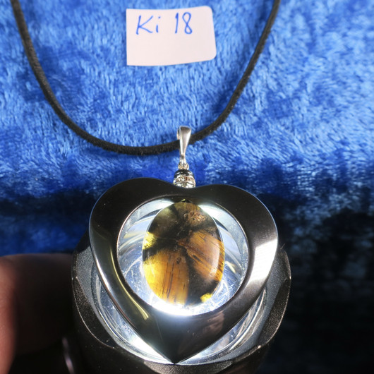  Riipus kiastoliitti ristikivi, hematiittisydän zirkonikoristein Ki18