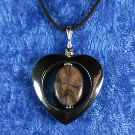  Riipus kiastoliitti ristikivi, hematiittisydän zirkonikoristein Ki18