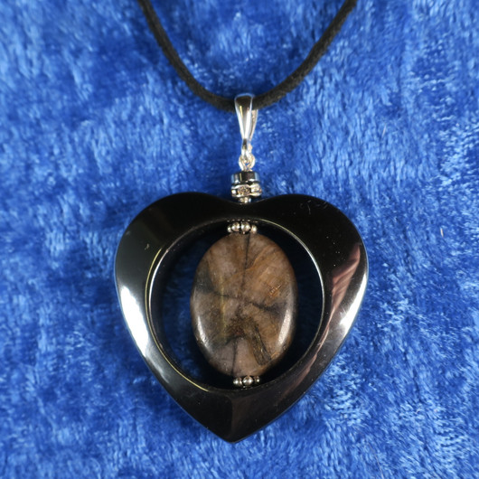  Riipus kiastoliitti ristikivi, hematiittisydän zirkonikoristein Ki18