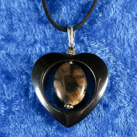  Riipus kiastoliitti ristikivi, hematiittisydän zirkonikoristein Ki19