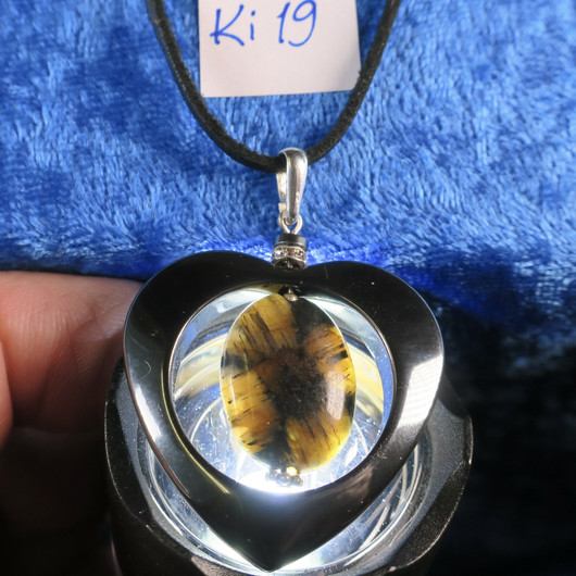  Riipus kiastoliitti ristikivi, hematiittisydän zirkonikoristein Ki19