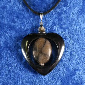  Riipus kiastoliitti ristikivi, hematiittisydän zirkonikoristein Ki20