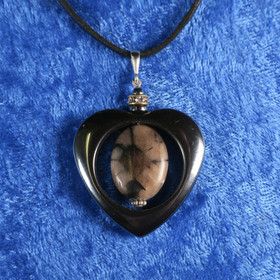  Riipus kiastoliitti ristikivi, hematiittisydän zirkonikoristein Ki21