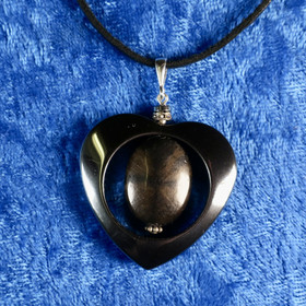  Riipus kiastoliitti ristikivi, hematiittisydän zirkonikoristein Ki22