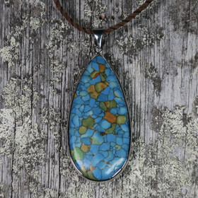 Riipus magnesiitti breksia pisara turkoosivärjätty ISO kivi 54x25mm