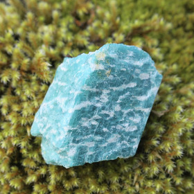 Amatsoniitti sinivihreä vahvan värinen raaka 22g 30x22x20mm Norja Hi98
