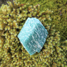 Amatsoniitti sinivihreä vahvan värinen raaka 22g 30x22x20mm Norja Hi98
