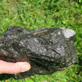 Spektroliitti raaka 3,3kg 20x18x9cm Ylämaa Suomi Hi53. Ks. video