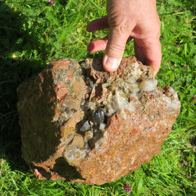 Kalimaasälpä ja savukvartsi 12,6kg raaka  Uhlu Suomi Hi156/B