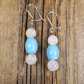 Korvakorut kuukivet ja turkoosivärjätty magnesiitti 