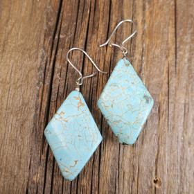 Korvakorut turkoosivärjätty magnesiitti/howliitti salmiakki 