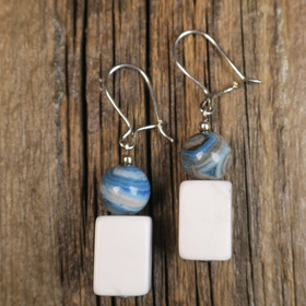 Korvakorut valkoinen magnesiitti, värjätty 8mm akaatti. MERI