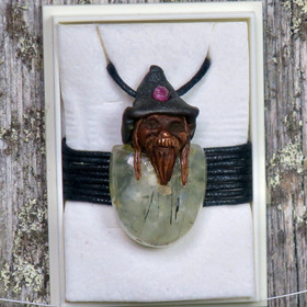 Riipus  prehniitti piksihahmo, hatussa rubiini. pixi1