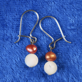 Korvakorut helmiäinen valkoinen 6mm ja oranssi helmi HELMIINA2