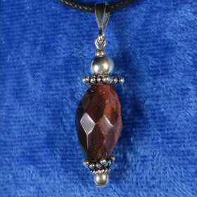 Riipus häränsilmä viistehiottu hopeakoristein. K