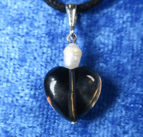 Riipus savukvartsi sydän 12mm ja helmi. 