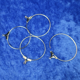 Korurengas 25mm hopeanvärinen, suljettava. Korutarvike 