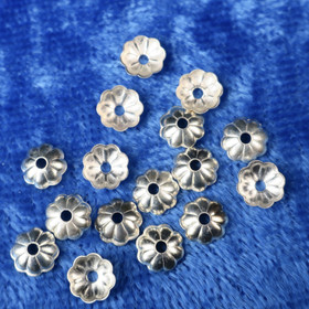 Helmihattu hopeanvärinen kukka 6mm. Korutavike. Myyntierä 10kpl