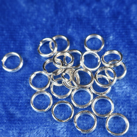 Tuplarengas 6mm hopeanvärinen korutarvike. 