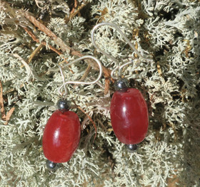 Korvakorut karneoli ja hematiitti