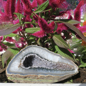 Akaattigeodi 844g jossa ametistikiteitä  AMG844 