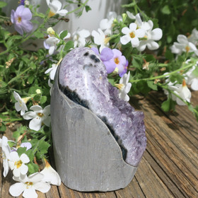 Ametistigeodi  369g reunat hiottu AMG369