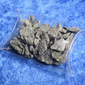 Fuksiitti kivimurske 30g rasiassa Kittilä Suomi Hi168