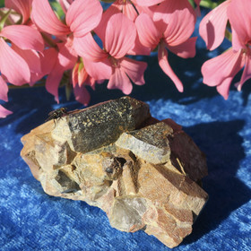 Kalimaasälpä jossa morioni savukvartsikiteitä 85g Uhlu Suomi Hi156