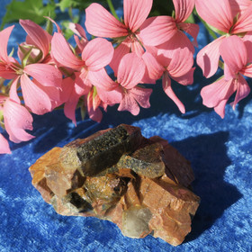 Kalimaasälpä jossa morioni savukvartsikiteitä 85g Uhlu Suomi Hi156