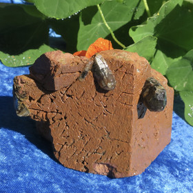 Kalimaasälpä jossa morioni savukvartsikiteitä 359g Uhlu Suomi Hi156