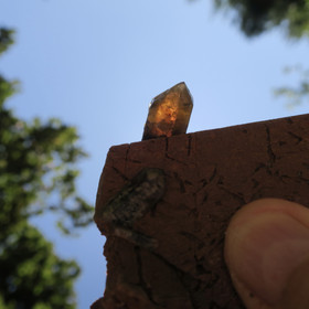 Kalimaasälpä jossa morioni savukvartsikiteitä 359g Uhlu Suomi Hi156