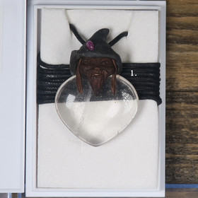 Riipus vuorikide hahmo rubiini hatussa, liukusolmunauhassa. Valitse