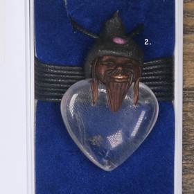 Riipus vuorikide hahmo rubiini hatussa, liukusolmunauhassa. Valitse